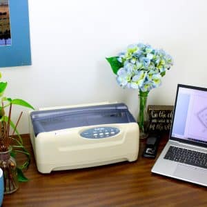 imprimante Braille , Embraille, posée sur un bureau