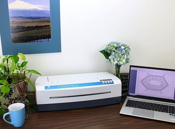 Imprimante Braille Columbia, posée sur un bureau et reliée à un PC portable windows