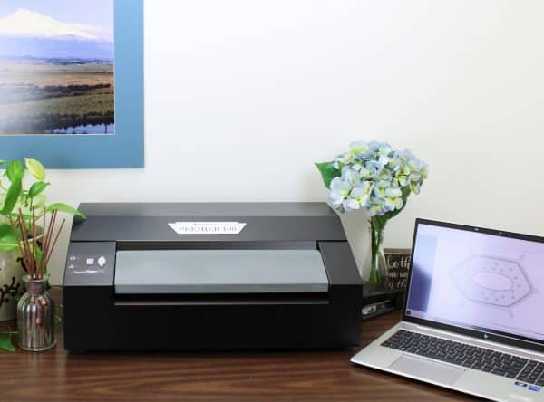 Imprimante Braille Premier 100 posée sur un bureau