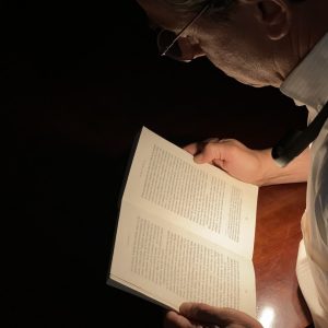 lampe tour de cou multi usage blanche, éclairage large d'un livre